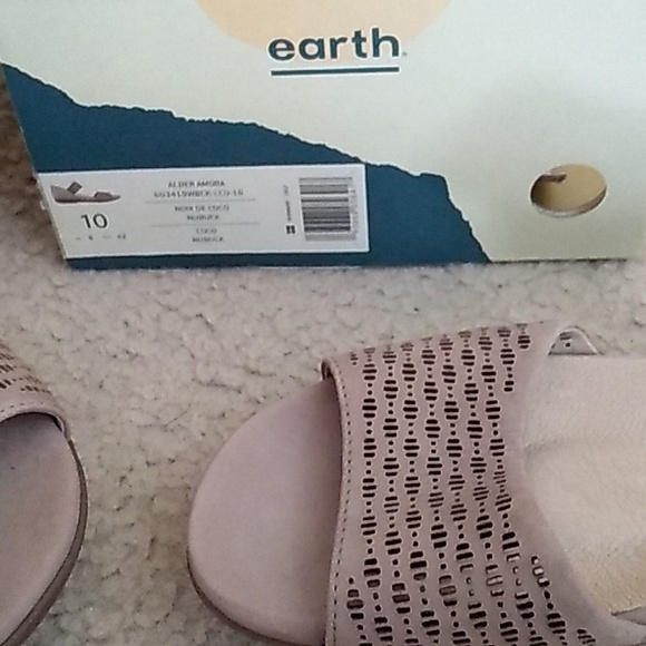 Earth Origins sandals - Picture 2 of 5